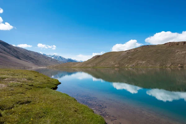 Himachal Pradesh, Hindistan - Lahaul ve Spiti 'deki Chandra Taal (Ay Gölü), Himachal Pradesh, Hindistan. Ramsar Sözleşmesi 'nin bir parçası, Chandertal Bataklıkları..