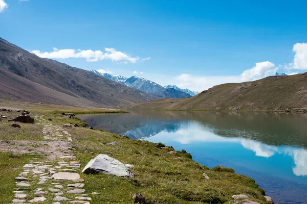 Himachal Pradesh, Hindistan - Lahaul ve Spiti 'deki Chandra Taal (Ay Gölü), Himachal Pradesh, Hindistan. Ramsar Sözleşmesi 'nin bir parçası, Chandertal Bataklıkları..