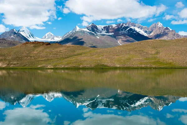 Himachal Pradesh, Hindistan - Lahaul ve Spiti 'deki Chandra Taal (Ay Gölü), Himachal Pradesh, Hindistan. Ramsar Sözleşmesi 'nin bir parçası, Chandertal Bataklıkları..