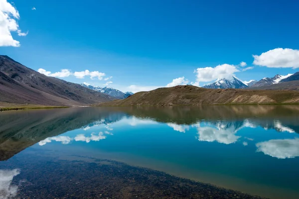 Himachal Pradesh, Hindistan - Lahaul ve Spiti 'deki Chandra Taal (Ay Gölü), Himachal Pradesh, Hindistan. Ramsar Sözleşmesi 'nin bir parçası, Chandertal Bataklıkları..