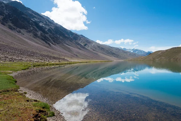 Himachal Pradesh, Hindistan - Lahaul ve Spiti 'deki Chandra Taal (Ay Gölü), Himachal Pradesh, Hindistan. Ramsar Sözleşmesi 'nin bir parçası, Chandertal Bataklıkları..