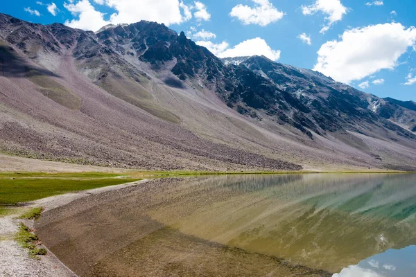 Himachal Pradesh, Hindistan - Lahaul ve Spiti 'deki Chandra Taal (Ay Gölü), Himachal Pradesh, Hindistan. Ramsar Sözleşmesi 'nin bir parçası, Chandertal Bataklıkları..