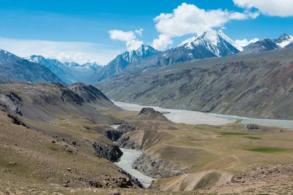 Himachal Pradesh, Hindistan - Lahaul ve Spiti 'deki Chandra Taal' dan (Ay Gölü) güzel manzara, Himachal Pradesh, Hindistan.