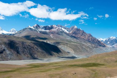 Himachal Pradesh, Hindistan - Lahaul ve Spiti 'deki Chandra Taal' dan (Ay Gölü) güzel manzara, Himachal Pradesh, Hindistan.