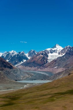 Himachal Pradesh, Hindistan Mulkila (6517 metre) Lahaul ve Spiti 'deki Chandra Taal (Ay Gölü) manzaralı, Himachal Pradesh, Hindistan.