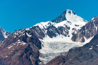 Himachal Pradesh, Hindistan Mulkila (6517 metre) Lahaul ve Spiti 'deki Chandra Taal (Ay Gölü) manzaralı, Himachal Pradesh, Hindistan.
