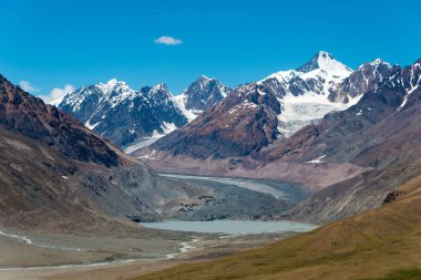 Himachal Pradesh, Hindistan Mulkila (6517 metre) Lahaul ve Spiti 'deki Chandra Taal (Ay Gölü) manzaralı, Himachal Pradesh, Hindistan.