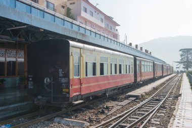 Shimla, Hindistan - Shimla, Himachal Pradesh, Hindistan 'daki Shimla istasyonunda KalkaShimla demiryolu. UNESCO Dünya Mirası Alanının bir parçasıdır - Hindistan Dağ Demiryolları.