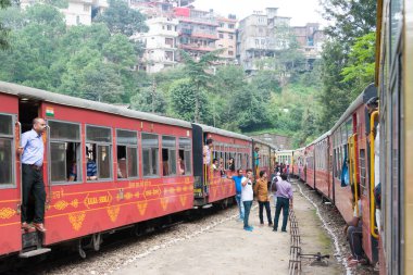 Shimla, Hindistan - Kalka 'daki Kalka-Shimla demiryolu, Himachal Pradesh, Hindistan. UNESCO Dünya Mirası Alanının bir parçasıdır - Hindistan Dağ Demiryolları.