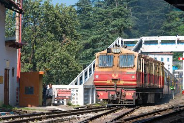 Shimla, Hindistan - Kalka, Himachal Pradesh, Hindistan 'daki Shimla istasyonunda Kalka-Shimla demiryolu. UNESCO Dünya Mirası Alanının bir parçasıdır - Hindistan Dağ Demiryolları.