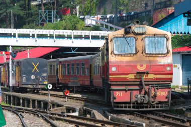 Shimla, Hindistan - Kalka, Himachal Pradesh, Hindistan 'daki Shimla istasyonunda Kalka-Shimla demiryolu. UNESCO Dünya Mirası Alanının bir parçasıdır - Hindistan Dağ Demiryolları.