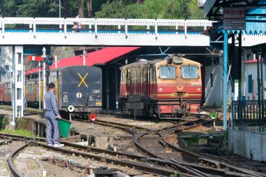 Shimla, Hindistan - Kalka, Himachal Pradesh, Hindistan 'daki Shimla istasyonunda Kalka-Shimla demiryolu. UNESCO Dünya Mirası Alanının bir parçasıdır - Hindistan Dağ Demiryolları.