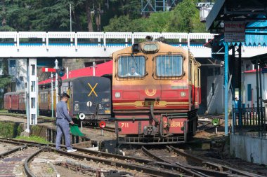 Shimla, Hindistan - Kalka, Himachal Pradesh, Hindistan 'daki Shimla istasyonunda Kalka-Shimla demiryolu. UNESCO Dünya Mirası Alanının bir parçasıdır - Hindistan Dağ Demiryolları.