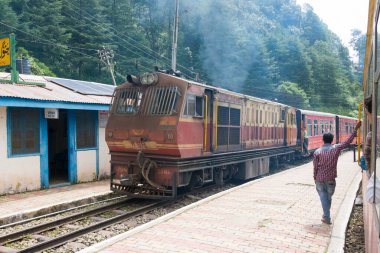 Shimla, Hindistan - Shimla 'daki Kalka-Shimla demiryolu, Himachal Pradesh, Hindistan. UNESCO Dünya Mirası Alanının bir parçasıdır - Hindistan Dağ Demiryolları.
