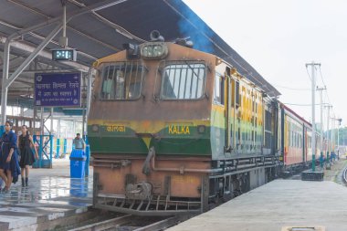 Kalka, Hindistan - Kalka, Haryana, Hindistan 'daki Kalka istasyonunda Kalka-Shimla demiryolu. UNESCO Dünya Mirası Alanının bir parçasıdır - Hindistan Dağ Demiryolları.