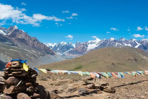 Himachal Pradesh, Hindistan - Lahaul ve Spiti 'deki Chandra Taal' dan (Ay Gölü) güzel manzara, Himachal Pradesh, Hindistan.