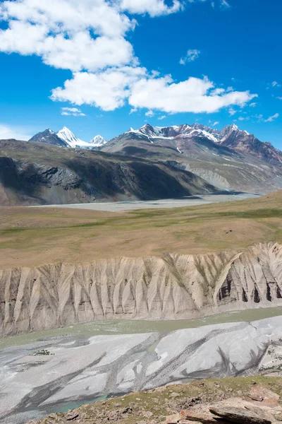 Himachal Pradesh, Hindistan - Lahaul ve Spiti 'deki Chandra Taal' dan (Ay Gölü) güzel manzara, Himachal Pradesh, Hindistan.