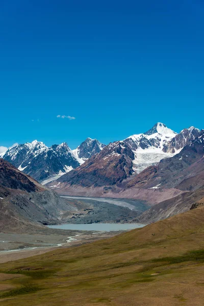 Himachal Pradesh, Hindistan Mulkila (6517 metre) Lahaul ve Spiti 'deki Chandra Taal (Ay Gölü) manzaralı, Himachal Pradesh, Hindistan.