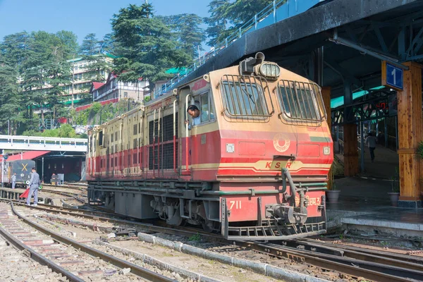 Shimla, Hindistan - Kalka, Himachal Pradesh, Hindistan 'daki Shimla istasyonunda Kalka-Shimla demiryolu. UNESCO Dünya Mirası Alanının bir parçasıdır - Hindistan Dağ Demiryolları.
