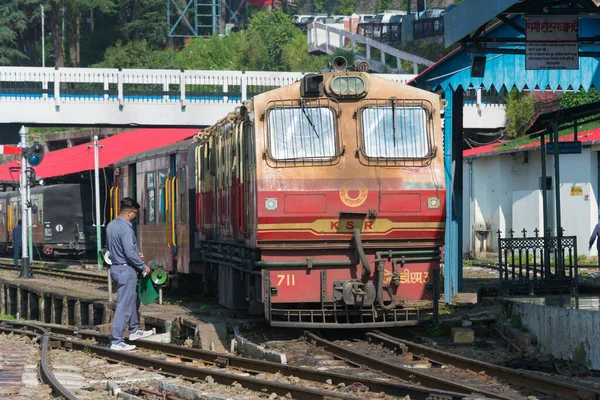 Shimla, Hindistan - Kalka, Himachal Pradesh, Hindistan 'daki Shimla istasyonunda Kalka-Shimla demiryolu. UNESCO Dünya Mirası Alanının bir parçasıdır - Hindistan Dağ Demiryolları.