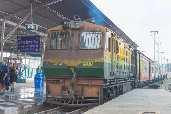 Kalka, Hindistan - Kalka, Haryana, Hindistan 'daki Kalka istasyonunda Kalka-Shimla demiryolu. UNESCO Dünya Mirası Alanının bir parçasıdır - Hindistan Dağ Demiryolları.