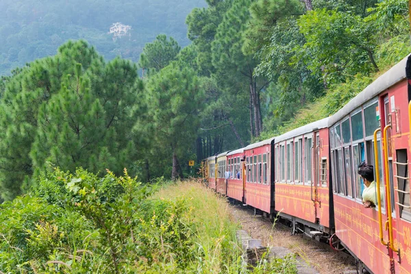 印度加尔卡 印度哈里亚纳邦加尔卡 Shimla铁路 它是联合国教科文组织世界遗产所在地 印度山区铁路的一部分 — 图库照片
