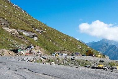 Himachal Pradesh, Hindistan - Rohtang La (Rohtang Pass) Manali, Himachal Pradesh, Hindistan. Rohtang La deniz seviyesinden yaklaşık 3978 metre (13051 feet) yükseklikte yer almaktadır..