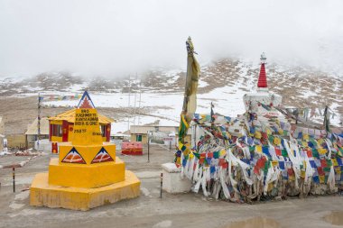 Ladakh, Hindistan - Ladakh, Jammu ve Kashmir, Hindistan 'daki Leh-Pangong Tso yolunda Chang La Pass. Chang La Pass deniz seviyesinden 5360 metre yükseklikte yer almaktadır..