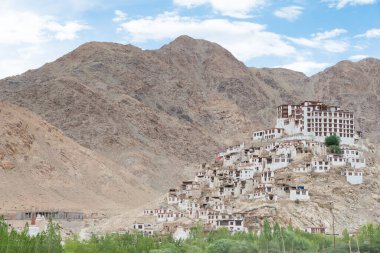 Ladakh, Hindistan - Leh, Ladakh, Jammu ve Kashmir 'deki Chemrey Manastırı (Chemrey Gompa). Manastır aslında 1664 yılında inşa edildi..
