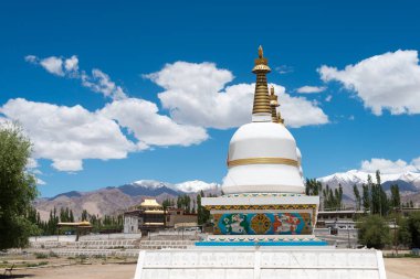 Ladakh, Hindistan - Tibet Stupa Choglamsar, Ladakh, Jammu ve Kashmir 'deki Dalai Lama Sarayı' nda (JIVETSAL / Papa Cenapları Fotoğrafı).