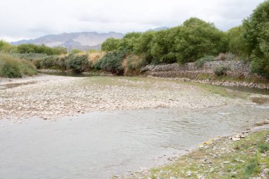 Ladakh, Hindistan - Choglamsar 'daki İndus Nehri, Ladakh, Jammu ve Kashmir, Hindistan.