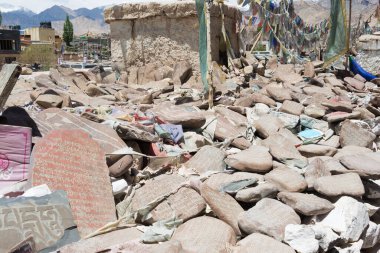 Ladakh, Hindistan - Ladakh, Jammu ve Kashmir 'deki Choglamsar Town' da Mani Taşı. Mani taşları, Tibet Budizmi 'nde bir dua biçimi olarak taş tabakalardır..