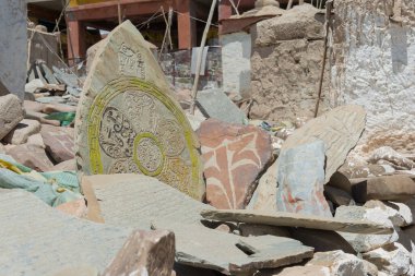 Ladakh, Hindistan - Ladakh, Jammu ve Kashmir 'deki Choglamsar Town' da Mani Taşı. Mani taşları, Tibet Budizmi 'nde bir dua biçimi olarak taş tabakalardır..