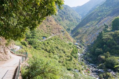 Dharamsala, Hindistan - Bhagsu Köyü 'nden Bhagsunag Şelalesi' ne giden yürüyüş yolu. Bhagsu Köyü, Dharamsala, Himachal Pradesh, Hindistan 'da ünlü bir manzara..