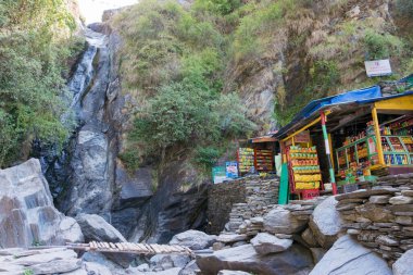 Dharamsala, Hindistan - Bhagsunag Şelalesi. Bhagsu Köyü, Dharamsala, Himachal Pradesh, Hindistan 'da ünlü bir manzara..