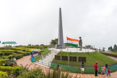 Darjeeling, Hindistan - Darjeeling Himalaya Demiryolu Batasia Loop, Darjeeling, Batı Bengal, Hindistan. Hindistan 'ın Dağ Demiryolları Dünya Mirası Bölgesi' nin bir parçasıdır..