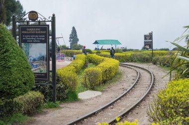 Darjeeling, Hindistan - Darjeeling Himalaya Demiryolu Batasia Loop, Darjeeling, Batı Bengal, Hindistan. Hindistan 'ın Dağ Demiryolları Dünya Mirası Bölgesi' nin bir parçasıdır..