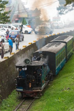 Darjeeling, Hindistan - Darjeeling Himalaya Demiryolu Batasia Loop, Darjeeling, Batı Bengal, Hindistan. Hindistan 'ın Dağ Demiryolları Dünya Mirası Bölgesi' nin bir parçasıdır..