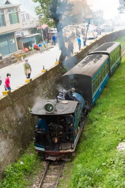 Darjeeling, Hindistan - Darjeeling Himalaya Demiryolu Batasia Loop, Darjeeling, Batı Bengal, Hindistan. Hindistan 'ın Dağ Demiryolları Dünya Mirası Bölgesi' nin bir parçasıdır..
