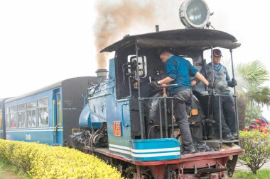 Darjeeling, Hindistan - Darjeeling Himalaya Demiryolu Batasia Loop, Darjeeling, Batı Bengal, Hindistan. Hindistan 'ın Dağ Demiryolları Dünya Mirası Bölgesi' nin bir parçasıdır..