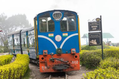Darjeeling, Hindistan - Darjeeling Himalaya Demiryolu Batasia Loop, Darjeeling, Batı Bengal, Hindistan. Hindistan 'ın Dağ Demiryolları Dünya Mirası Bölgesi' nin bir parçasıdır..