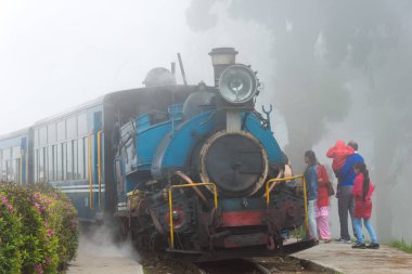 Darjeeling, Hindistan - Darjeeling Himalaya Demiryolu Batasia Loop, Darjeeling, Batı Bengal, Hindistan. Hindistan 'ın Dağ Demiryolları Dünya Mirası Bölgesi' nin bir parçasıdır..