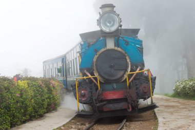 Darjeeling, Hindistan - Darjeeling Himalaya Demiryolu Batasia Loop, Darjeeling, Batı Bengal, Hindistan. Hindistan 'ın Dağ Demiryolları Dünya Mirası Bölgesi' nin bir parçasıdır..