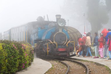 Darjeeling, Hindistan - Darjeeling Himalaya Demiryolu Batasia Loop, Darjeeling, Batı Bengal, Hindistan. Hindistan 'ın Dağ Demiryolları Dünya Mirası Bölgesi' nin bir parçasıdır..