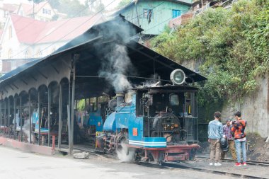 Darjeeling, Hindistan - Darjeeling Himalaya Demiryolu Darjeeling Tren İstasyonu, Batı Bengal, Hindistan. Hindistan 'ın Dağ Demiryolları Dünya Mirası Bölgesi' nin bir parçasıdır..