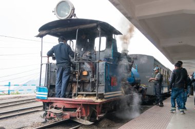Darjeeling, Hindistan - Darjeeling Himalaya Demiryolu Darjeeling Tren İstasyonu, Batı Bengal, Hindistan. Hindistan 'ın Dağ Demiryolları Dünya Mirası Bölgesi' nin bir parçasıdır..