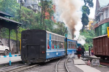 Darjeeling, Hindistan - Darjeeling Himalaya Demiryolu Darjeeling Tren İstasyonu, Batı Bengal, Hindistan. Hindistan 'ın Dağ Demiryolları Dünya Mirası Bölgesi' nin bir parçasıdır..