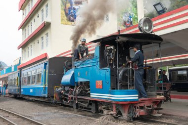 Darjeeling, Hindistan - Darjeeling Himalaya Demiryolu Darjeeling Tren İstasyonu, Batı Bengal, Hindistan. Hindistan 'ın Dağ Demiryolları Dünya Mirası Bölgesi' nin bir parçasıdır..