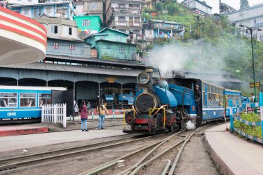 Darjeeling, Hindistan - Darjeeling Himalaya Demiryolu Darjeeling Tren İstasyonu, Batı Bengal, Hindistan. Hindistan 'ın Dağ Demiryolları Dünya Mirası Bölgesi' nin bir parçasıdır..