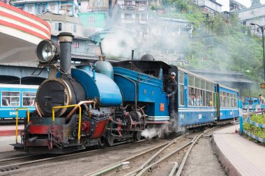 Darjeeling, Hindistan - Darjeeling Himalaya Demiryolu Darjeeling Tren İstasyonu, Batı Bengal, Hindistan. Hindistan 'ın Dağ Demiryolları Dünya Mirası Bölgesi' nin bir parçasıdır..